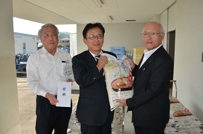 石田正組合長が門康彦淡路市長へ米を贈呈