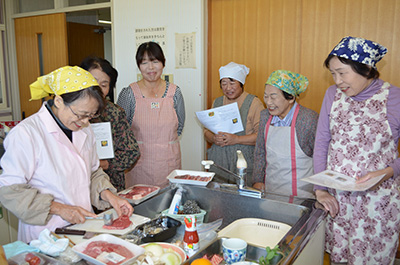 牛肉の調理法を学ぶ参加者