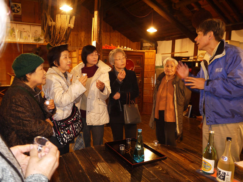 2015年2月のトピックス「日本酒を試飲する参加者」