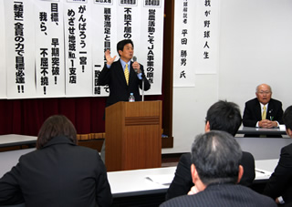 [写真] 講演する平田勝男氏