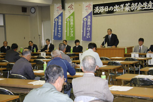 あいさつする部会長