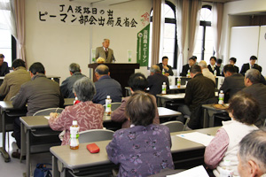 あいさつする部会長