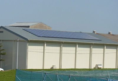 倉庫屋根に設置した太陽光発電装置