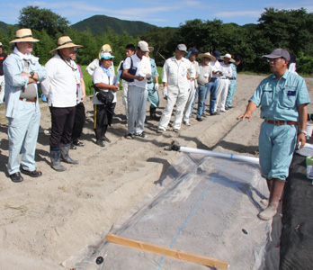 苗床土壌消毒の手順を聞く参加者