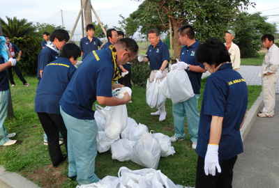 淡路佐野運動公園を清掃（津名支店）