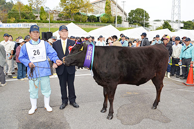 名誉賞を受けた雨谷さんと石田正組合長