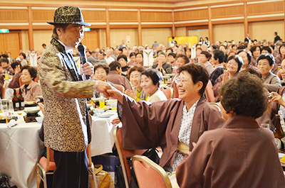 会場に降りて歌う宮路オサムさん