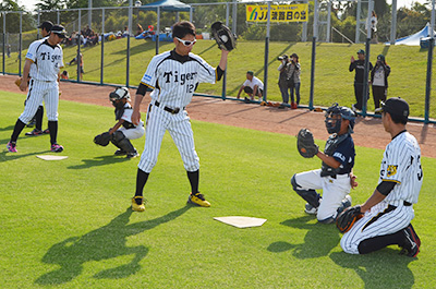 指導を受ける少年野球チームのメンバー