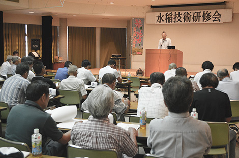 あいさつする粟田務経済担当常務