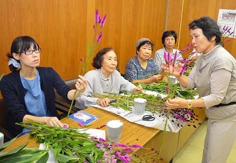 花を切る位置を説明する大歳先生