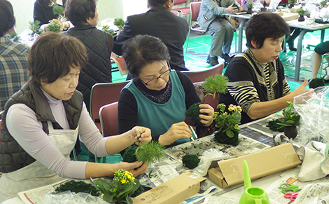 苔球づくりに取り組む参加者