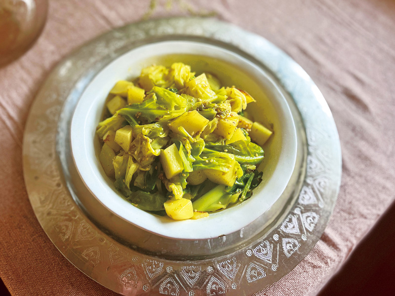 2026年4月のレシピ「春キャベツと新ジャガイモのごまサブジ（インド風蒸し炒め）」