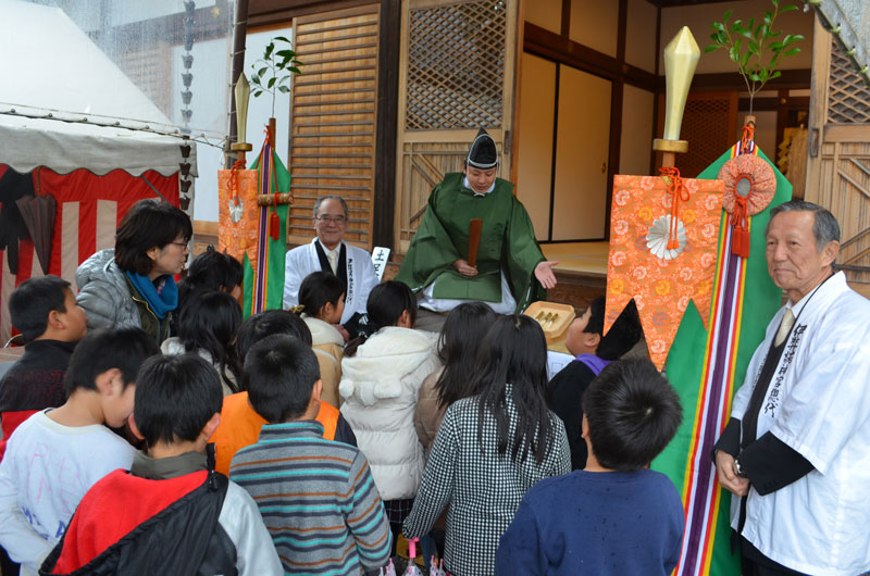 2015年1月のトピックス「「御粥占祭」のお粥の形を見学する小学生ら」