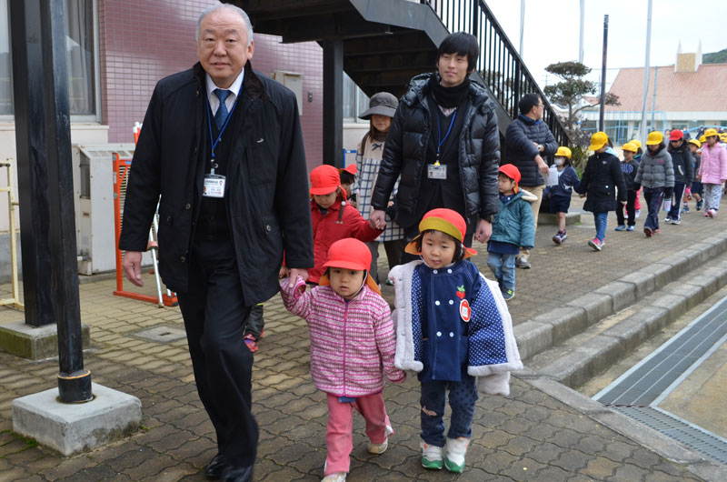 2015年1月のトピックス「園児と避難訓練をするＪＡ職員」