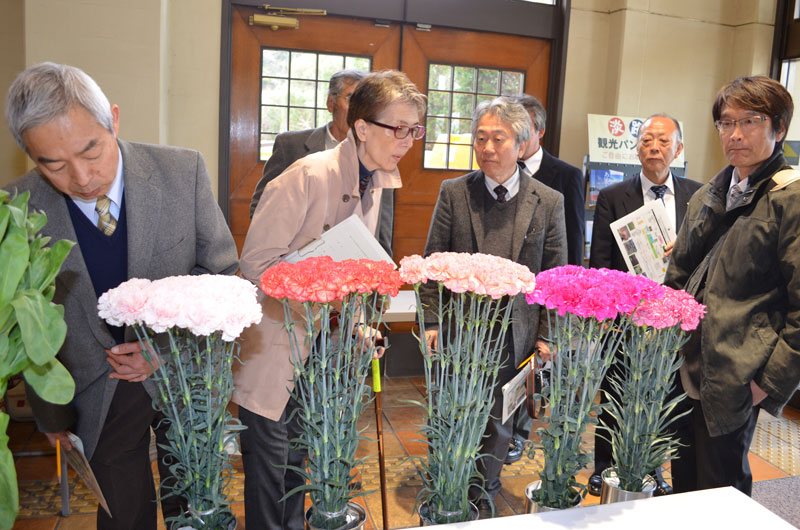 2015年3月のトピックス「花の審査をする関係者」