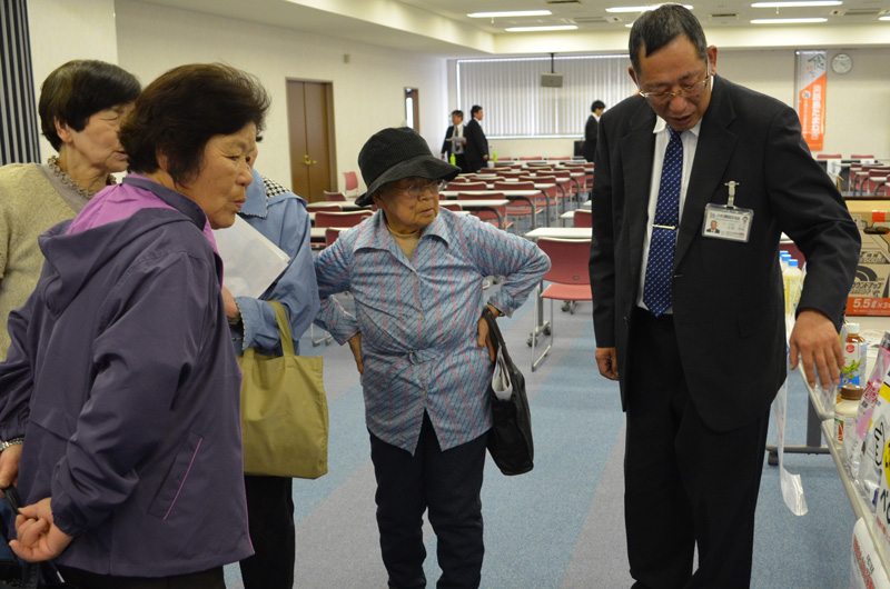 2015年4月のトピックス「薬剤の説明をするＪＡ担当者」