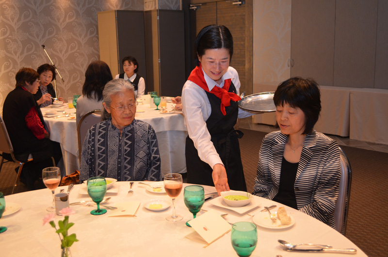 2015年5月のトピックス「料理を説明する野菜ソムリエの金山さん」