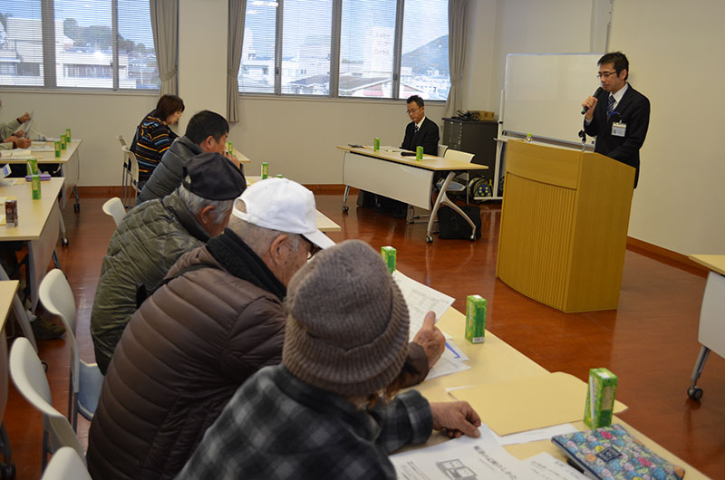 2015年12月のトピックス「税について学ぶ参加者」