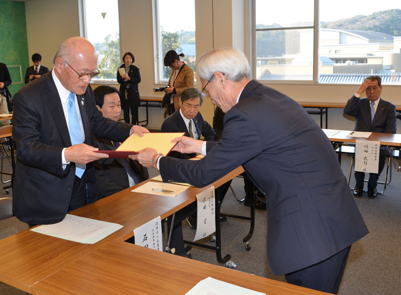 2016年3月のトピックス「協定書を受け取る石田正組合長」