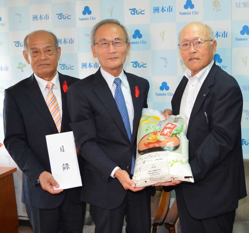 2016年10月のトピックス「淡路島キヌヒカリの新米を学校給食へ贈る」
