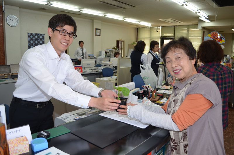 2017年5月のトピックス「ゴーヤ苗各支店で配布」