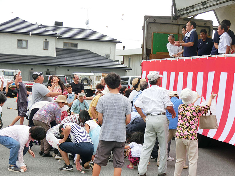 2017年8月のトピックス「大盛況だった餅まき（一宮支店）」