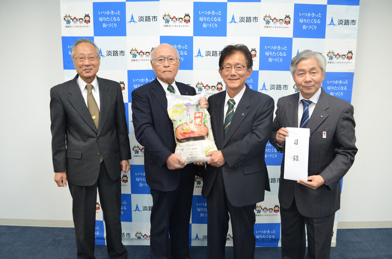 2017年11月のトピックス「「淡路島キヌヒカリ」学校給食に贈る」