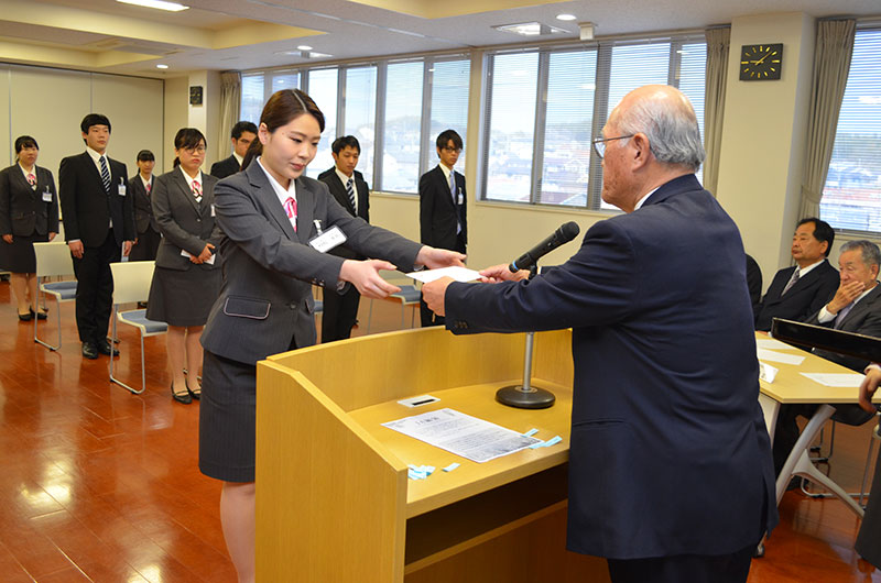 2018年3月のトピックス「辞令を受け取る新入職員」