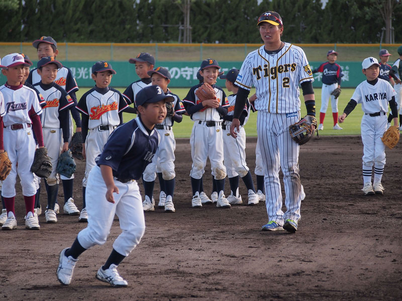 2018年5月のトピックス「少年に守備を教える北條史也選手」