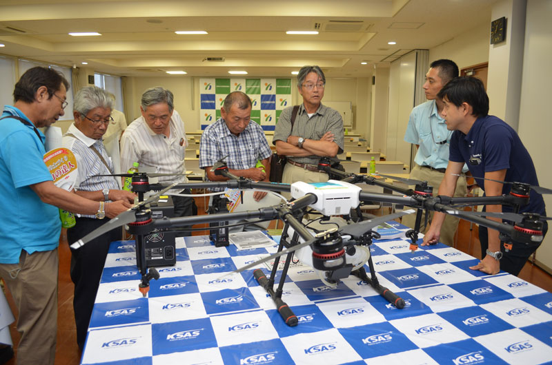 2018年8月のトピックス「機械の説明を受ける参加者」