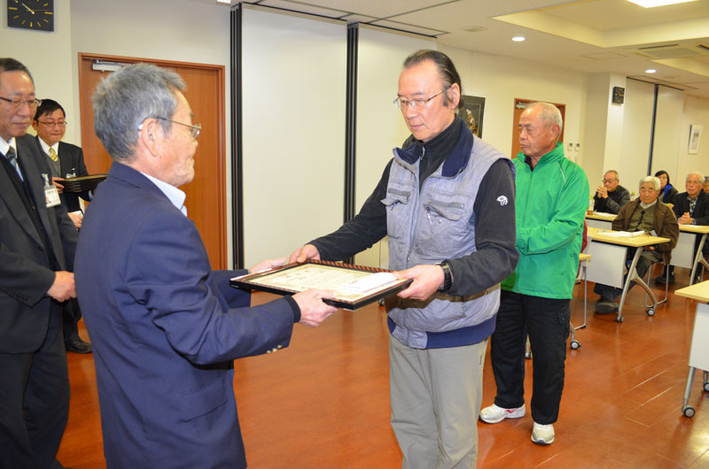 2019年3月のトピックス「表彰を受ける藤野文一さん」