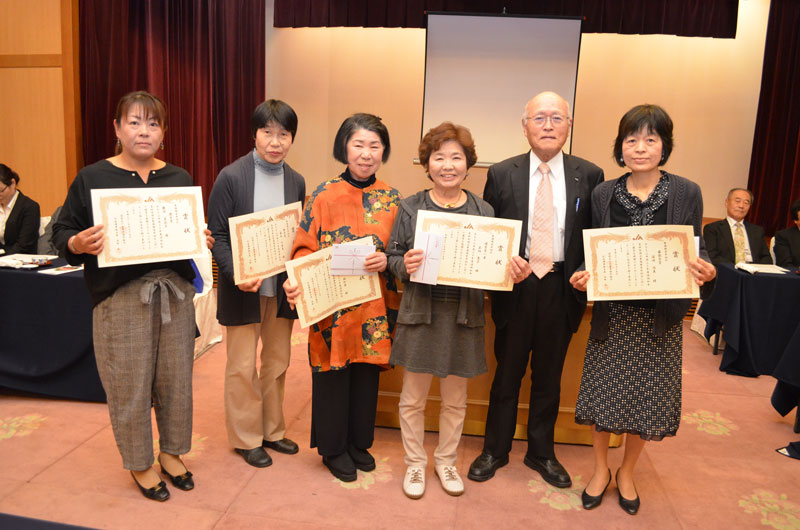 2019年4月のトピックス「受賞されたみなさんと石田組合長」