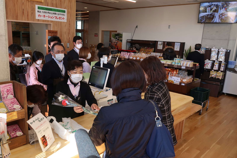 2020年3月のトピックス「来店者にカーネーションをプレゼント」