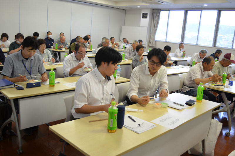 2025年7月のトピックス「食べ比べをする出席者」